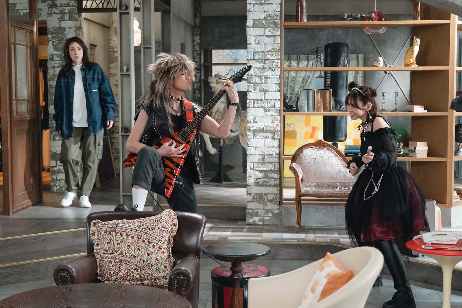 天海祐希、松下洸平、白石聖「合理的にあり得ない～探偵・上水流涼子の解明～」第6話より（C）カンテレ