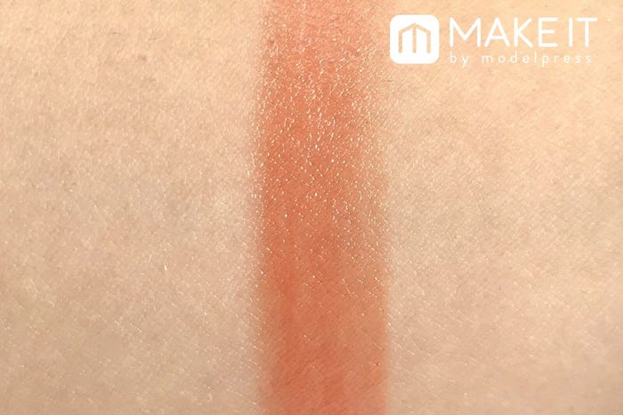 【キャンメイク】「ステイオンバームルージュ」“02スマイリーガーベラ”使用 (C)メイクイット