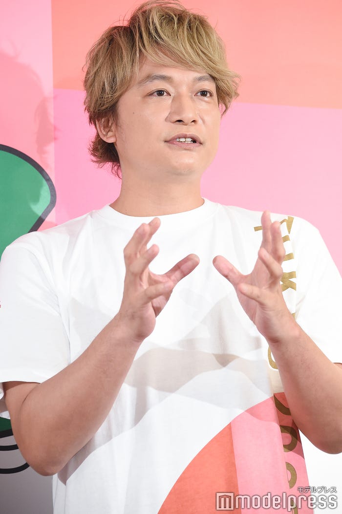 身振り手振りを交えて真剣に語る香取慎吾(C)モデルプレス