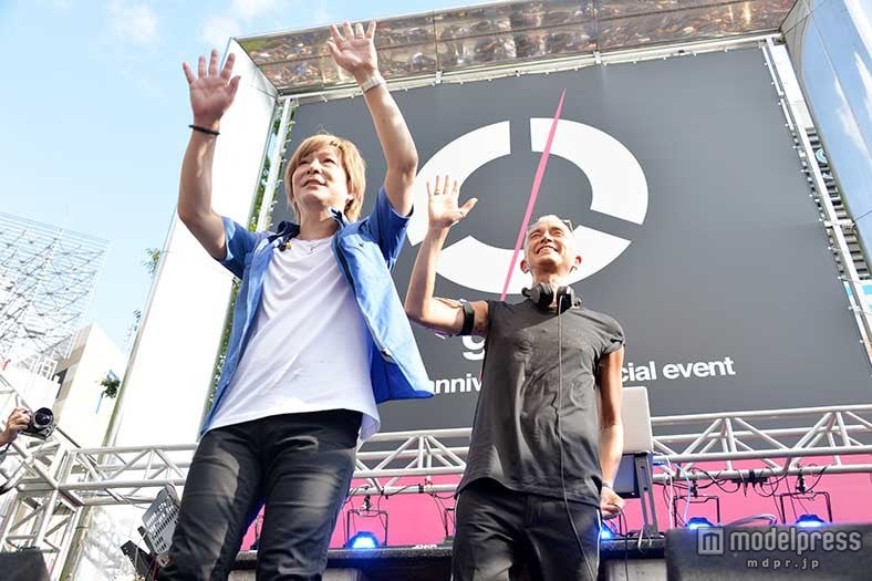 （左から）小室哲哉、マーク・パンサー