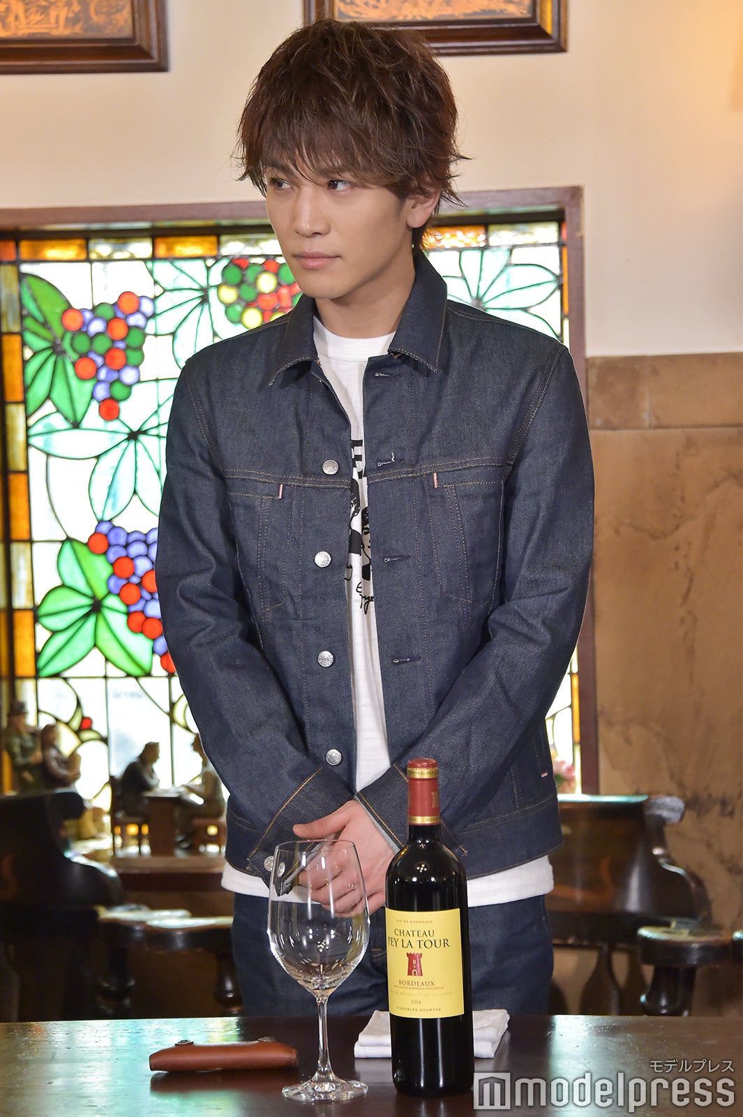 ワインの注ぎ方／岩田剛典「ホテル研修」の様子（C）モデルプレス