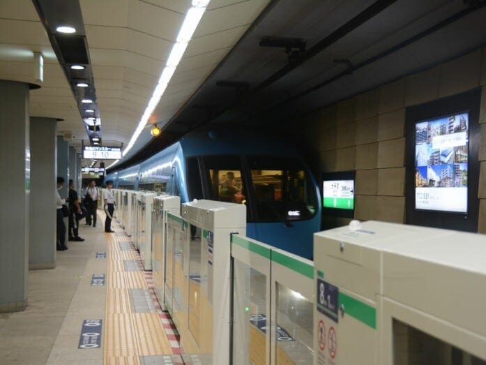 大手町駅に入線する小田急ロマンスカーMSE