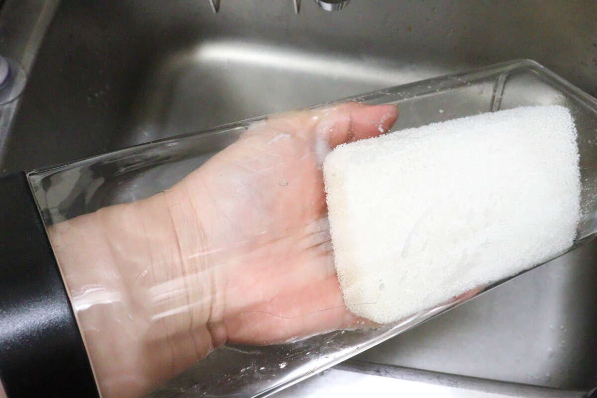 ダイソー 横置きできる冷水筒(取っ手なし、1.6L、ブラック) ダイソーの横置きできる冷水筒(取っ手なし、1.6L、ブラック)を洗う