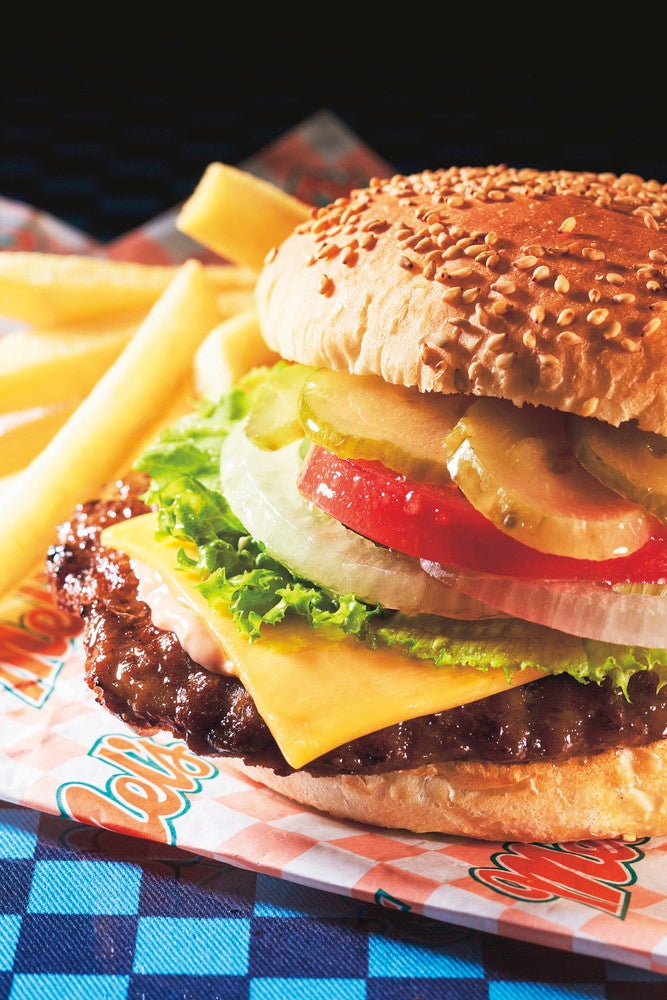 クラシックチーズバーガー、フライドポテト／画像提供：ユー・エス・ジェイ