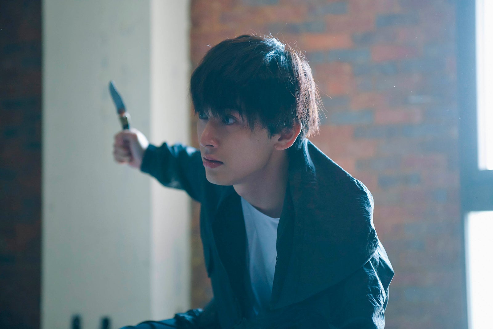 第一話「スーツケースの男」吉沢亮（C）「下北沢ダイハード」製作委員会