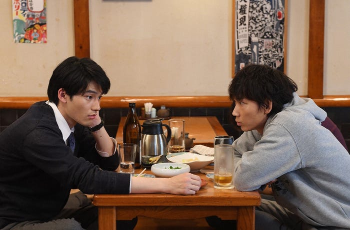 岡田健史、綾野剛/「MIU404」第6話より(C)TBS