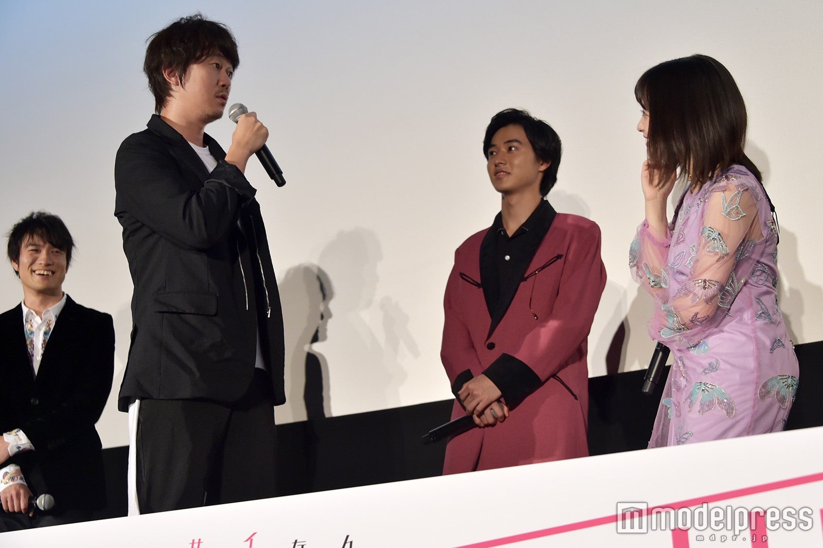 プロのおっふを披露する新井浩文（C）モデルプレス