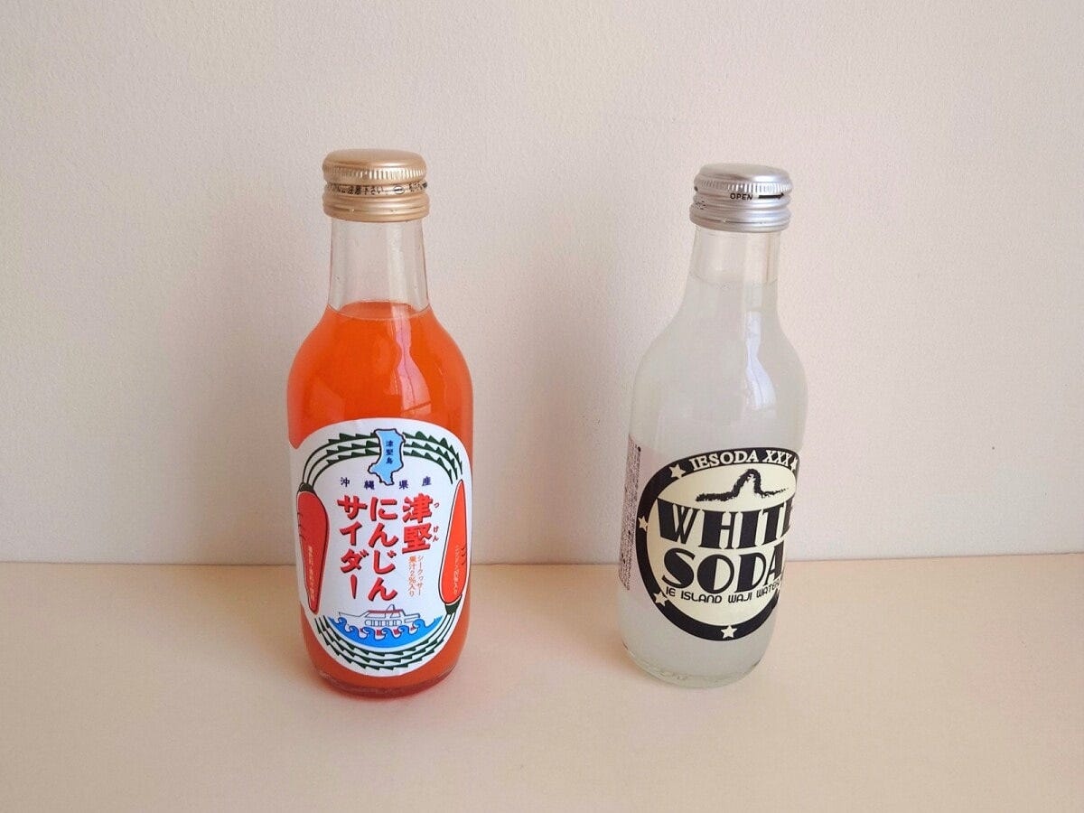 津堅にんじんサイダーは432円で、イエソーダ WHITE SODAは297円で「わしたショップ国際通り店」にて購入