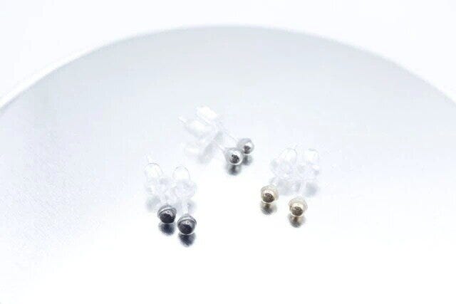 ダイソー　セット樹脂ピアス（メタルボール）