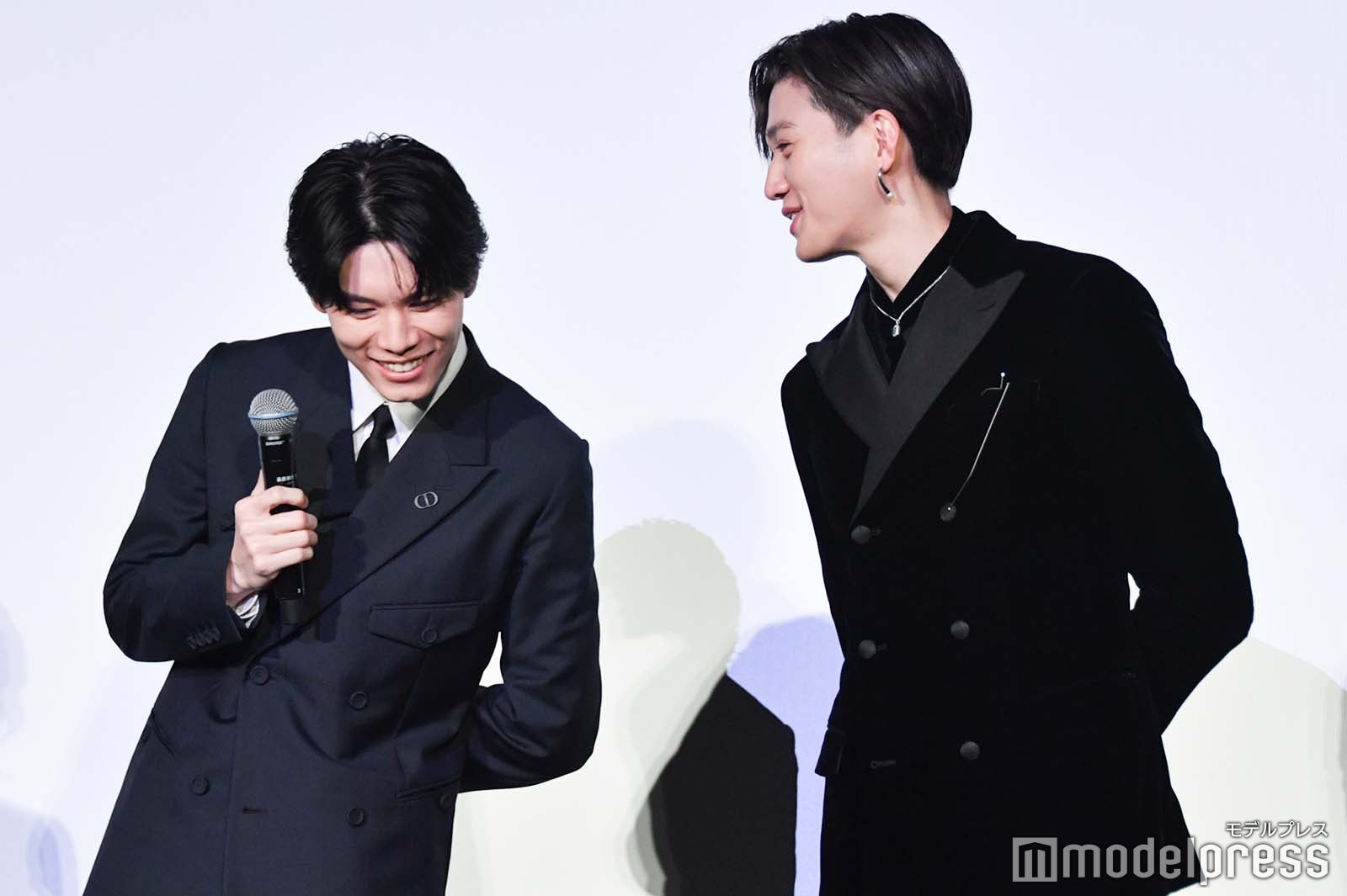 萩原利久に耳打ちする八木勇征（C）モデルプレス