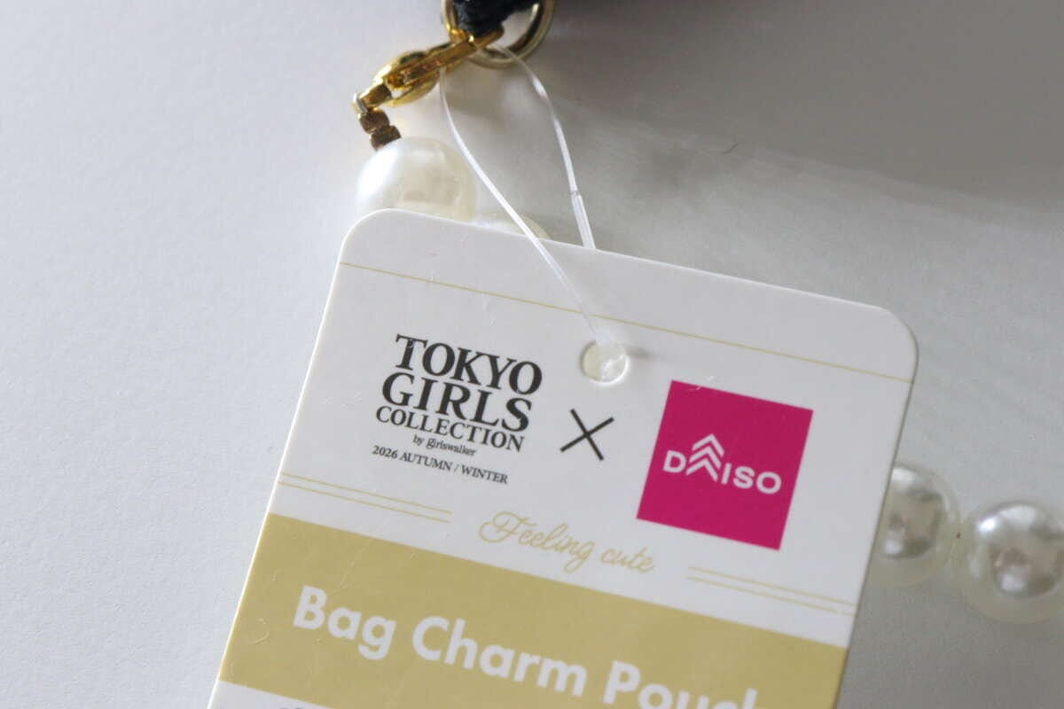 ダイソーのバッグチャームポーチの商品タグの表面。TOKYO