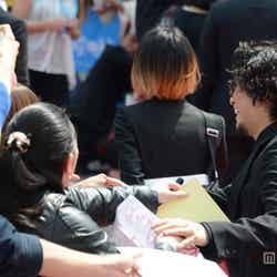 ファンと握手している田中聖