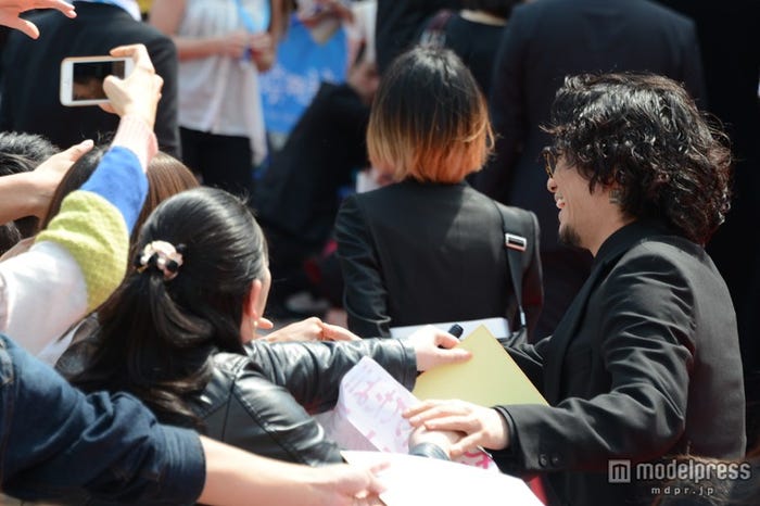 ファンと握手している田中聖