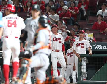 広島・新井監督が1イニング2リクエストを敢行 際どい判定も両方判定覆らず リクエスト権消滅