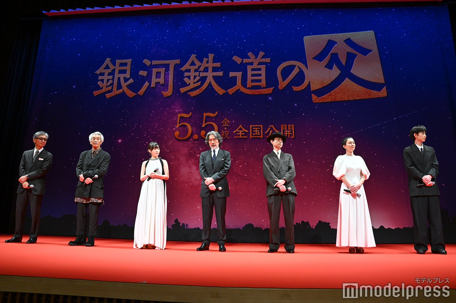 （左から）成島出監督、田中泯、森七菜、役所広司、菅田将暉、坂井真紀、豊田裕大（C）モデルプレス