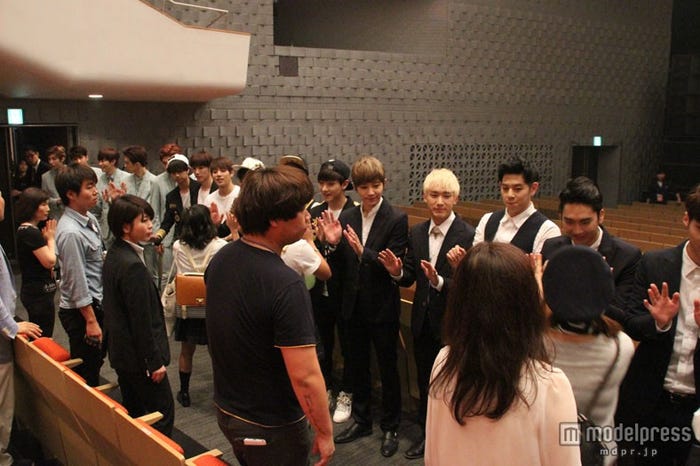 ハイタッチ会(photo:www.japankorea.org)