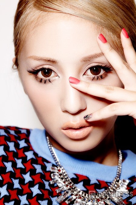 モードな撮影にも挑戦／「ねもやよ！根本のナカミ」（画像提供：主婦の友社）