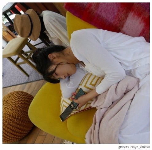 土屋太鳳の“寝落ち”ショットにファン悶絶 携帯にも注目集まる