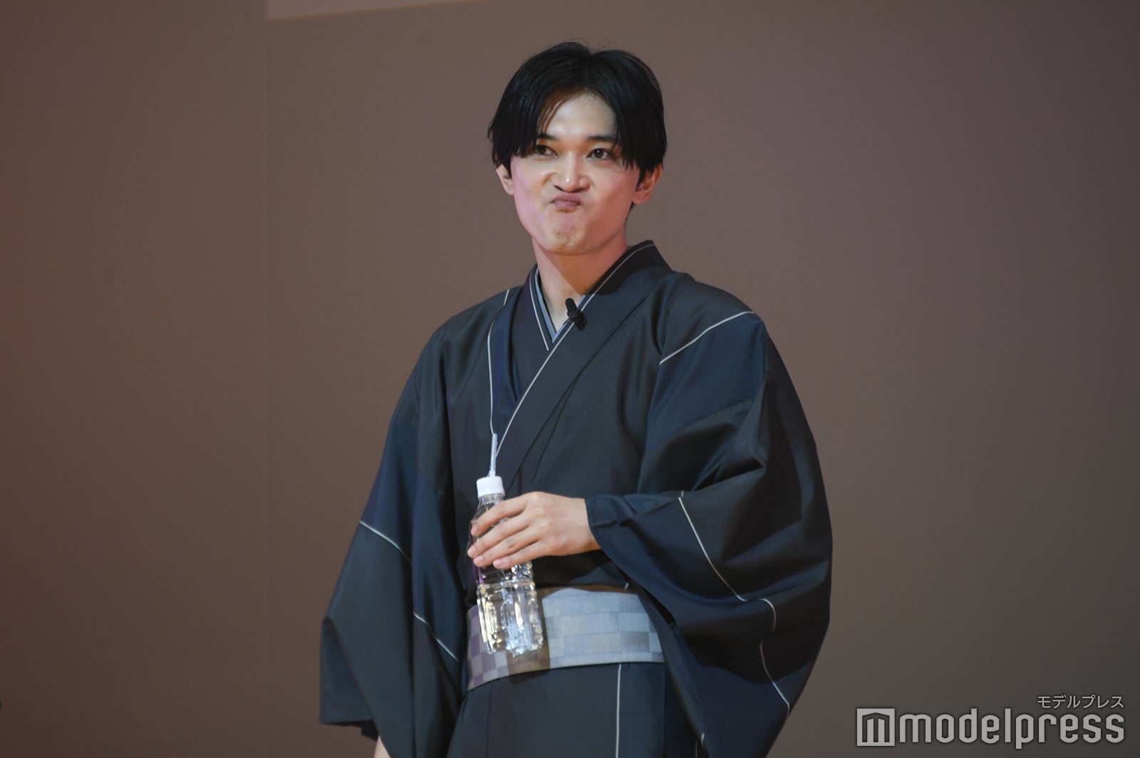 水を飲む吉沢亮（C）モデルプレス