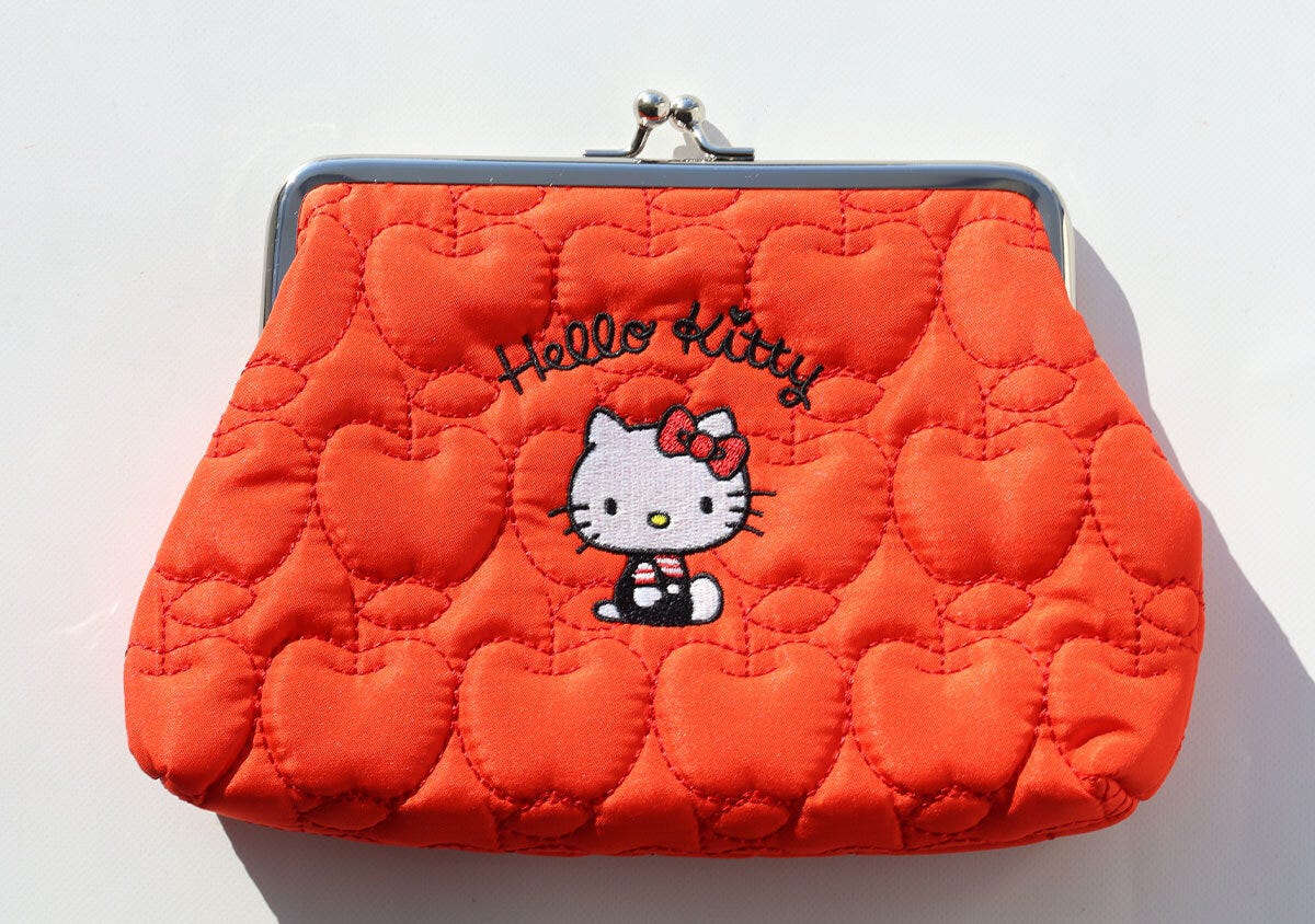 宝島社雑誌付録リンネル3月号増刊のハローキティのリンゴ柄のキルティング！刺しゅう入りがま口ポーチ1