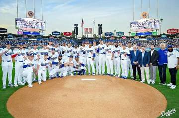 ドジャースが異例のセレモニー コーチ陣＆裏方スタッフにも優勝リング贈呈式 アイアトン通訳に歓声が飛ぶ 選手警護のセキュリティースタッフにも