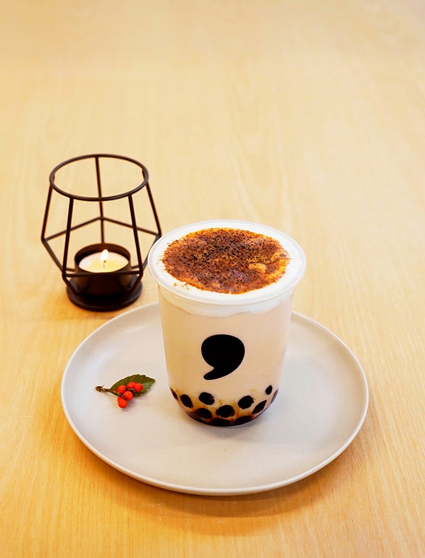 コンマティー「焦がしキャラメルタピオカミルクティー」焦がしフォームをのせたコク深い味わい