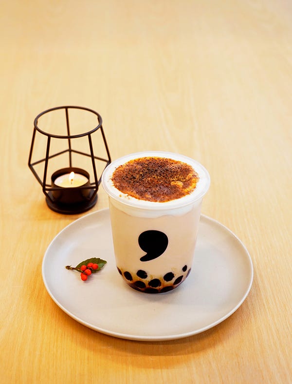 コンマティー「焦がしキャラメルタピオカミルクティー」焦がしフォームをのせたコク深い味わい