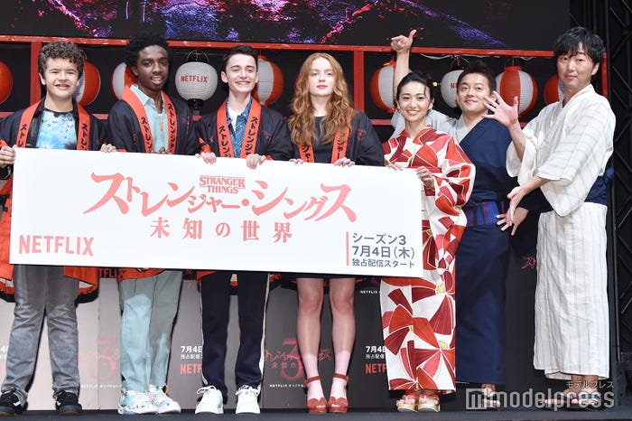 (左より)ゲイテン・マタラッツォ、ケイレブ・マクラフリン、ノア・シュナップ、セイディー・シンク、大島優子、井戸田潤、小沢一敬 (C)モデルプレス