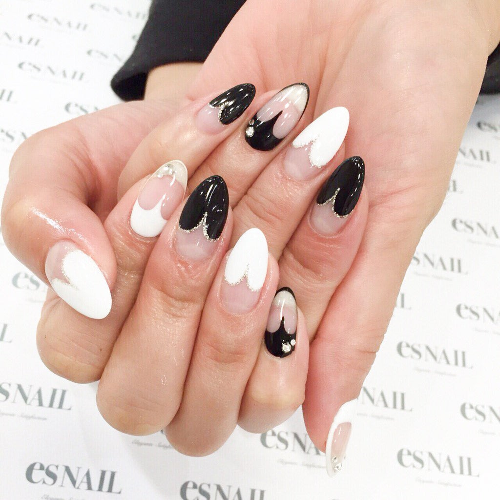 魅力的なハートフレンチ／画像提供：esNAIL