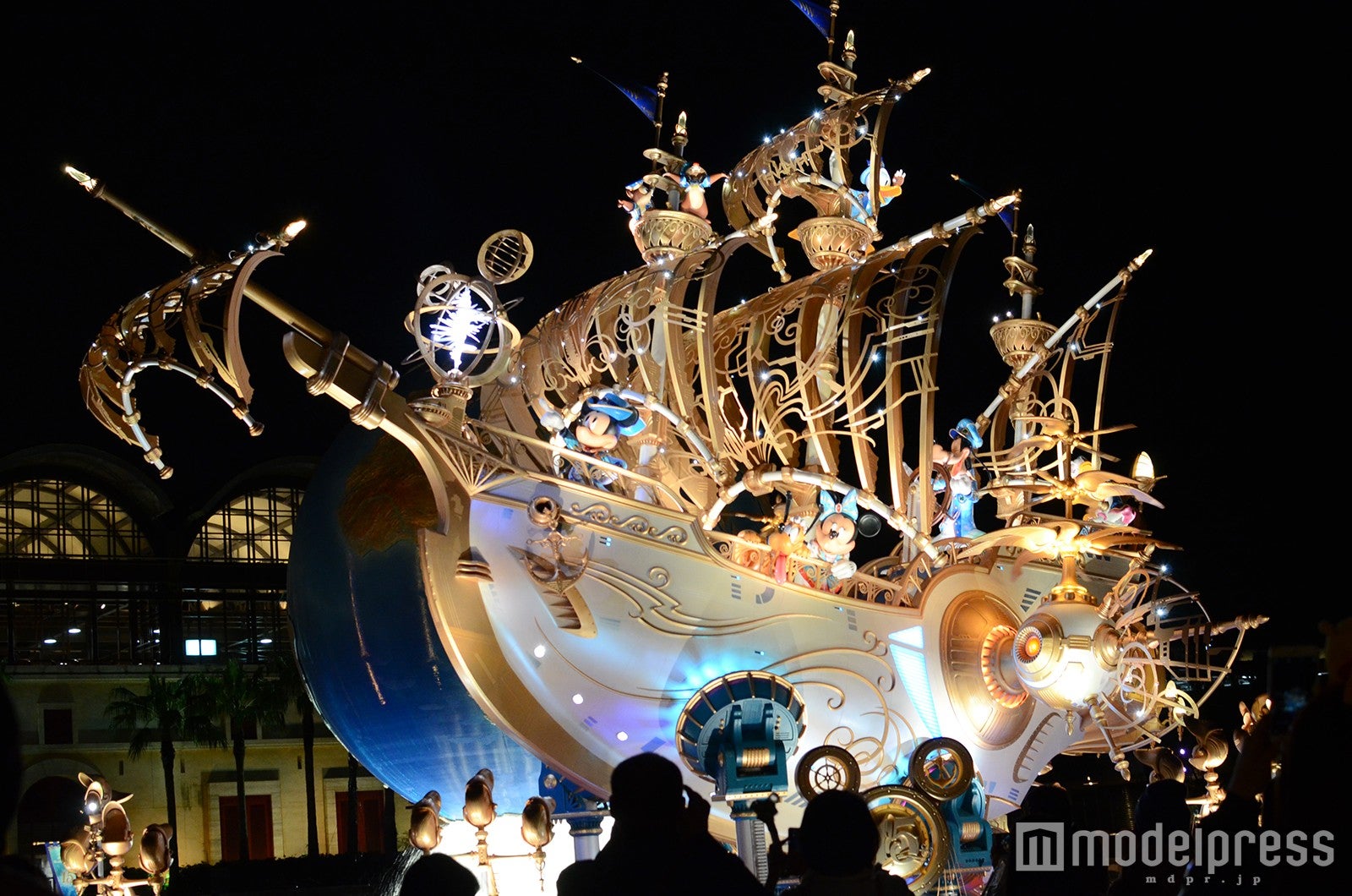 ライトアップされたウィング・オブ・ウィッシュ号／「東京ディズニーシー15周年“ザ・イヤー・オブ・ウィッシュ”」（C）モデルプレス