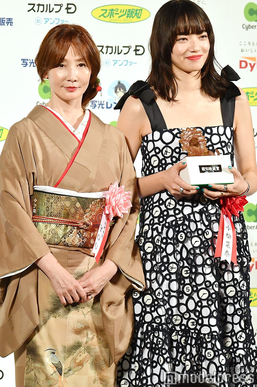 （左から）YOU、小松菜奈（C）モデルプレス