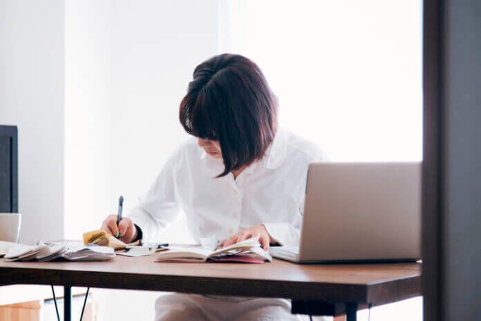 人と関わるのが苦手…コミュ障の特徴と克服する方法 モデルプレス