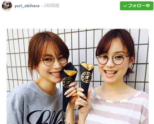 蛯原友里、双子の妹・英里と仲良しプライベート 偶然の“オソロコーデ”に絶賛の声