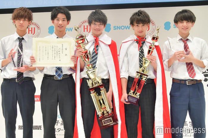 「男子高生ミスターコン2017」受賞者(左から)大宮黎亜、河野紳之介、高橋文哉、黒田昊夢、小西詠斗 (C)モデルプレス