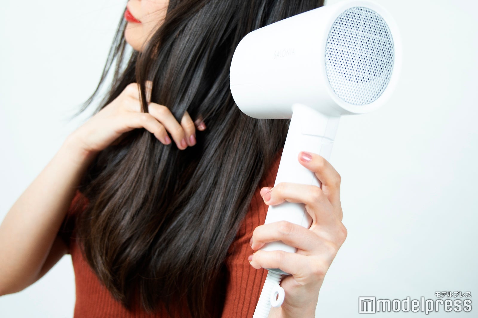 SALONIA トリートメントミストドライヤーを使用（C）モデルプレス