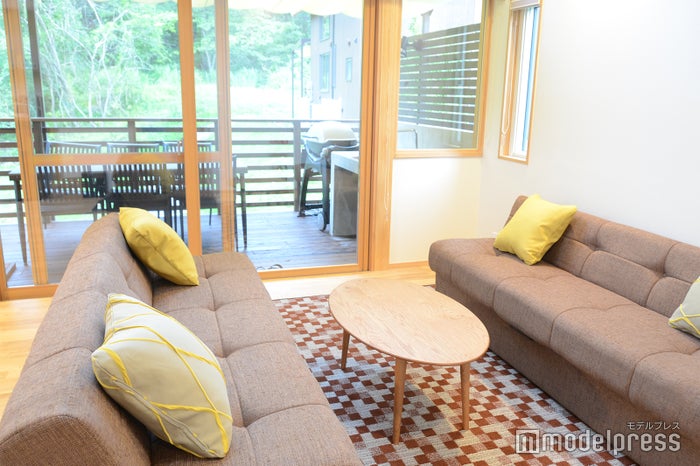 「ピカフジヤマ」スタンダードコテージ・プライベートグリルの客室（C）モデルプレス