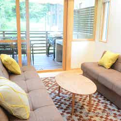 「ピカフジヤマ」スタンダードコテージ・プライベートグリルの客室(C)モデルプレス