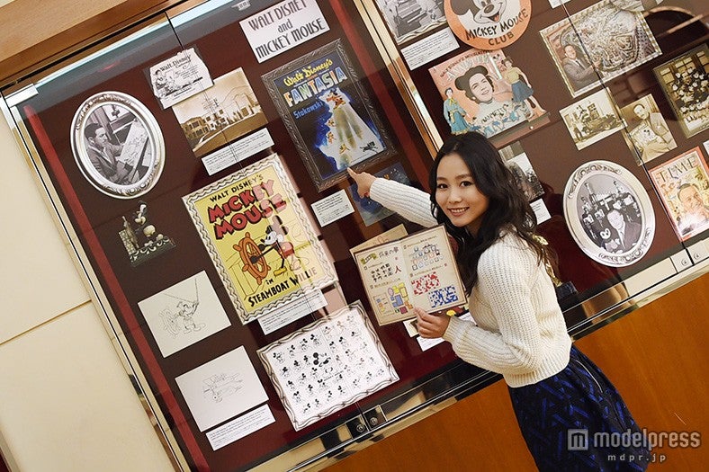 ガラスケースに答えを発見／モデル：阿井莉沙