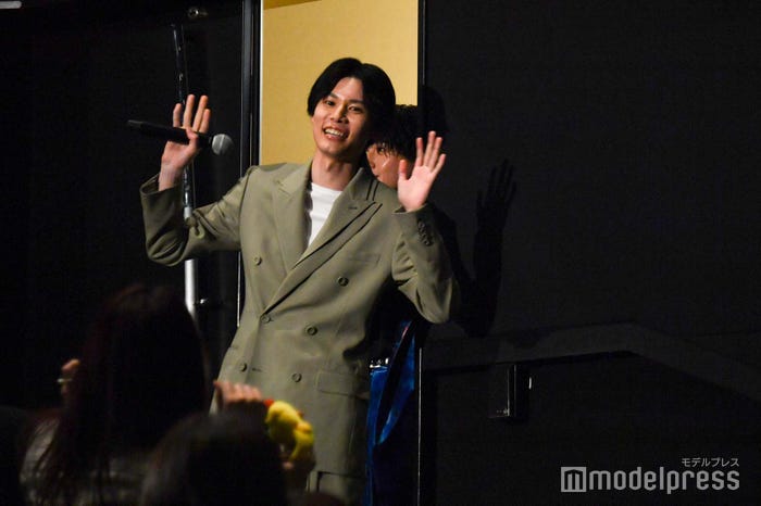 客席の脇から登場し観客を驚かせた萩原利久&八木勇征(C)モデルプレス