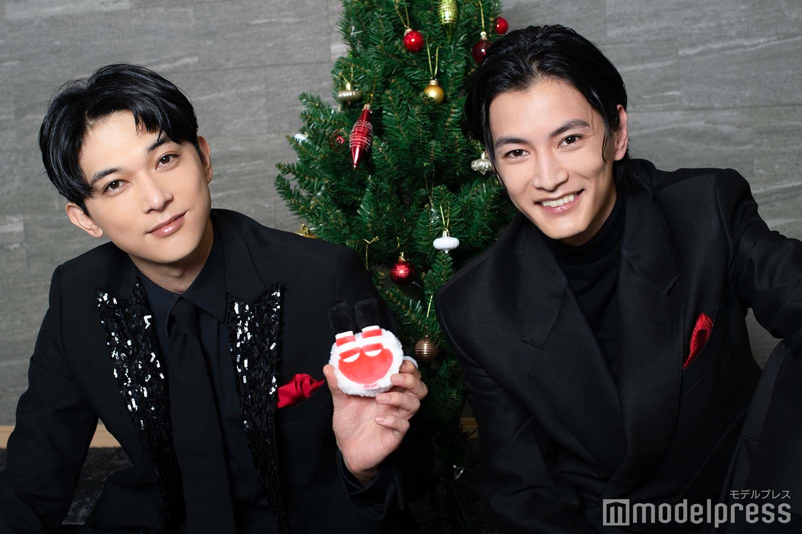 帽子さんのお尻をカメラに見せる吉沢さんに渡邊さんも笑いをこらえきれず／吉沢亮、渡邊圭祐（C）モデルプレス