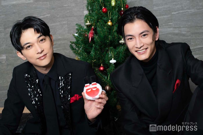 帽子さんのお尻をカメラに見せる吉沢さんに渡邊さんも笑いをこらえきれず/吉沢亮、渡邊圭祐(C)モデルプレス