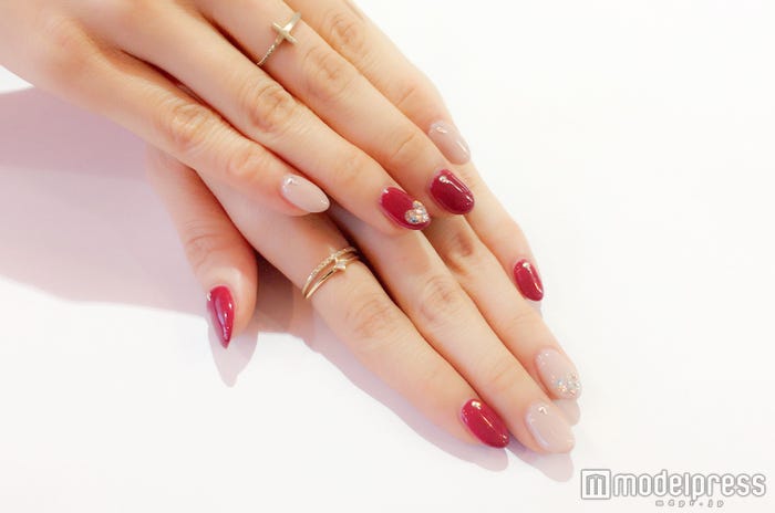 【編集部ネイル】レディな指先にくぎづけ!寒い冬こそとことん魅せる“色っぽネイル” (C)モデルプレス