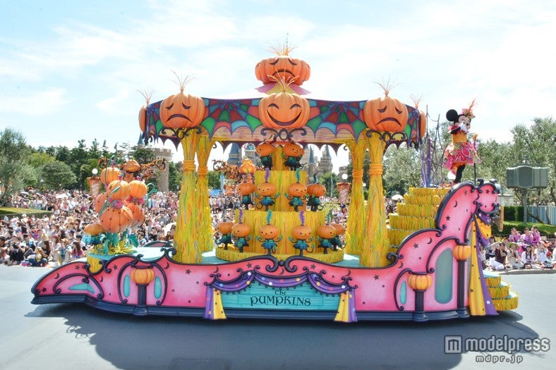 東京ディズニーランド新パレード「ハッピーハロウィーンハーべスト」／「元気いっぱいのパンプキンガールが踊っているレビューシアター」