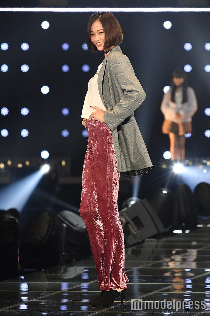 ウォーキングを披露した阿部さん(C)モデルプレス