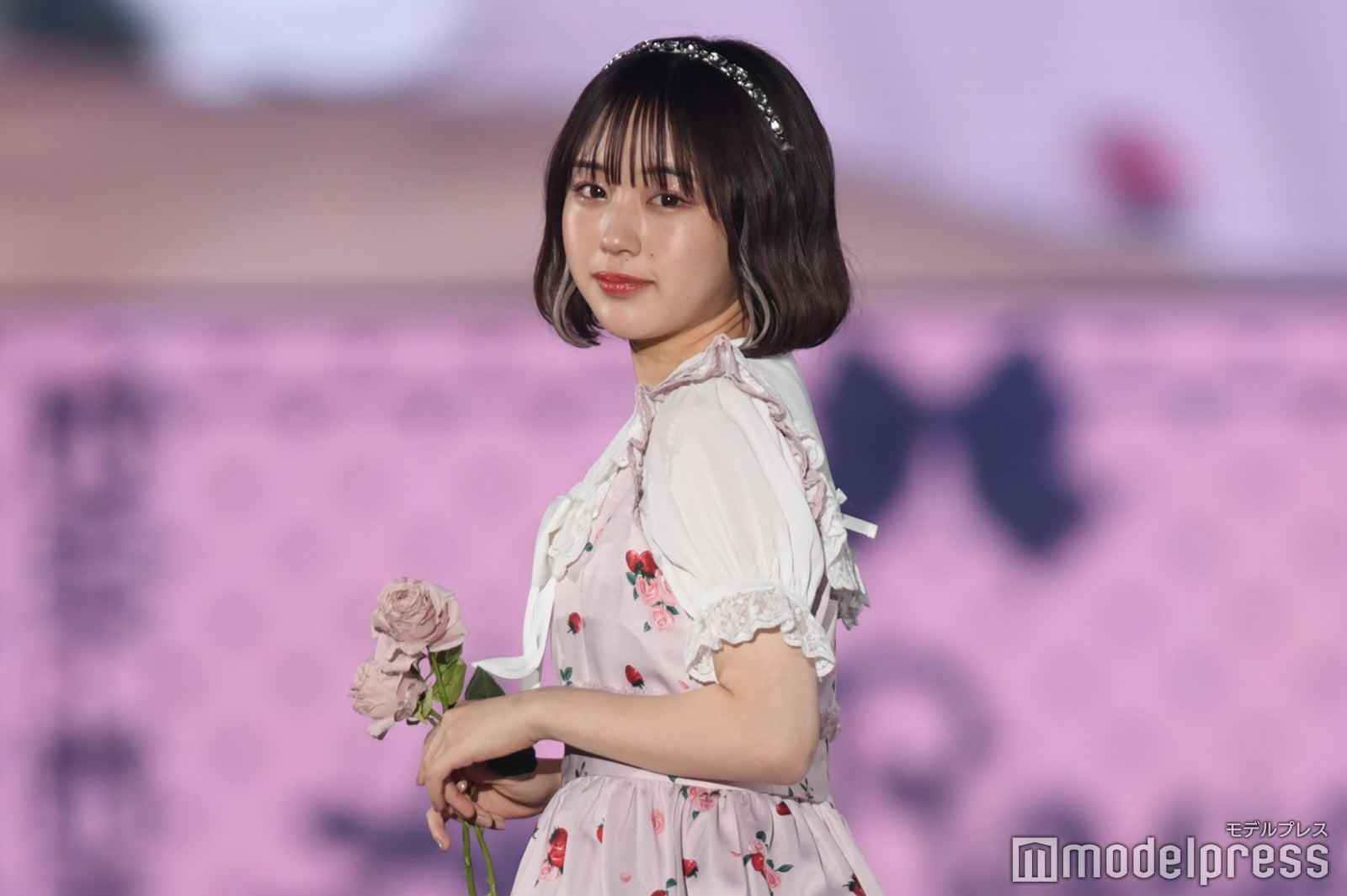 なえなの、ガーリーミニワンピ姿で美脚際立つ＜関コレ2022S／S＞