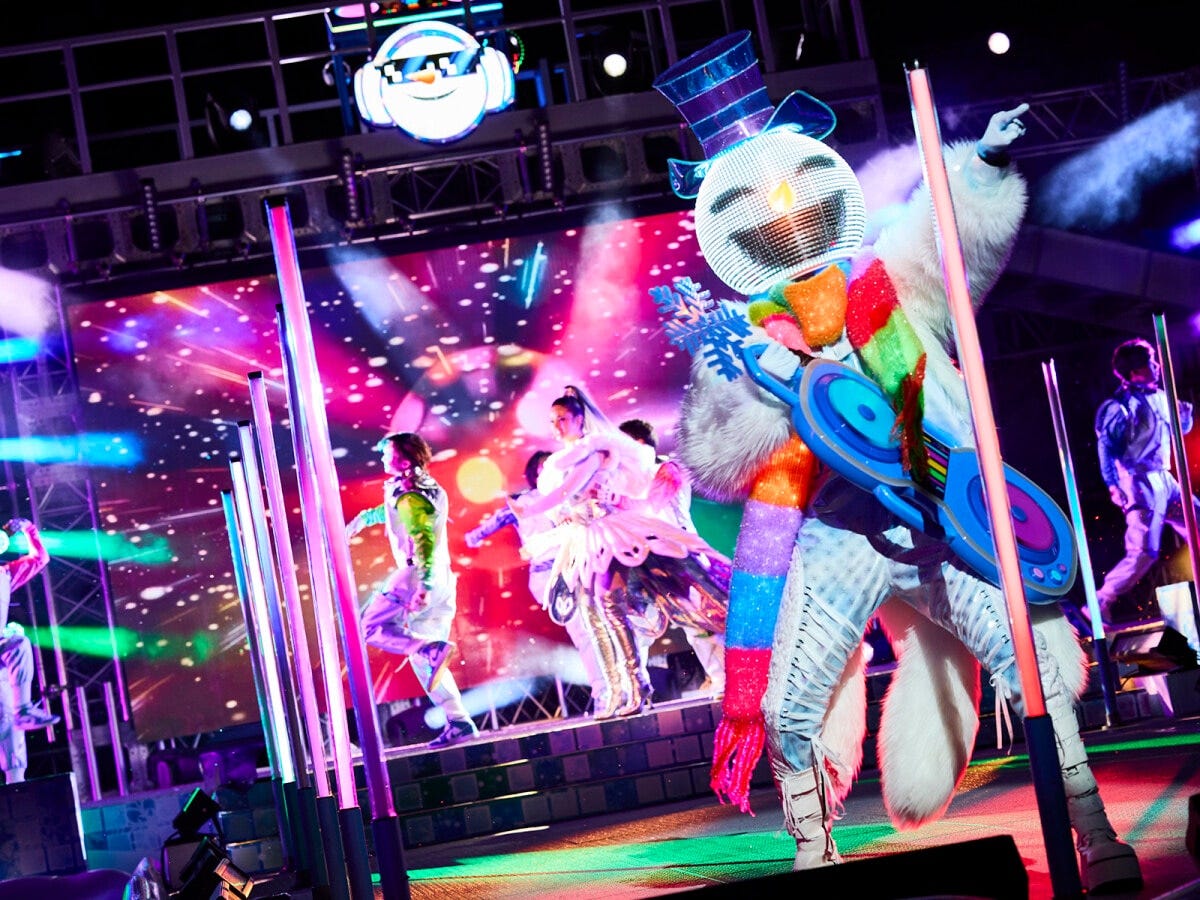 ステージを動き回る「DJ フロスティ」。表情が変化するのがおもしろいんです　画像提供：ユニバーサル・スタジオ・ジャパン