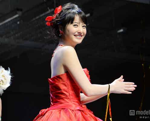 佐々木希のブーケトスに観客総立ちで興奮