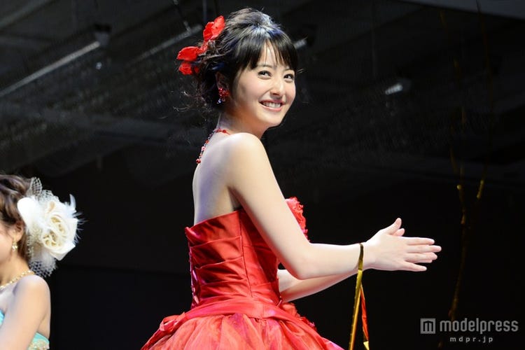 佐々木希のブーケトスに観客総立ちで興奮 モデルプレス 佐々木希のブーケトスに観客総立ちで興奮 モデルプレス