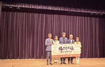 70年代スーパーアイドルが降臨！白いウエスタン風ワンピが清楚でまぶしい 「俺たちの旅」コンサートで「思い切り青春したいな」