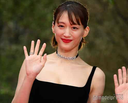 綾瀬はるか、黒キャミドレスで美谷間輝く【第37回東京国際映画祭】
